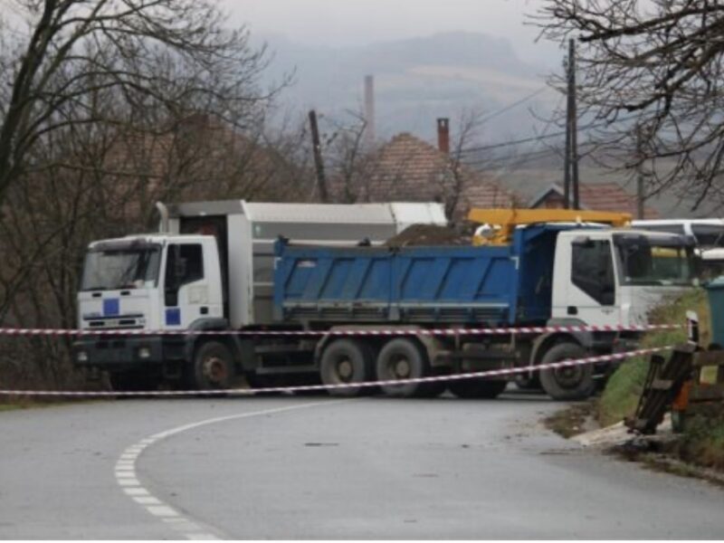 Aktakuzë ndaj 6 personave për barrikadat e 2022-ës në Veri, pezullohen hetimet për Radojçiqin shkaku i arratisë