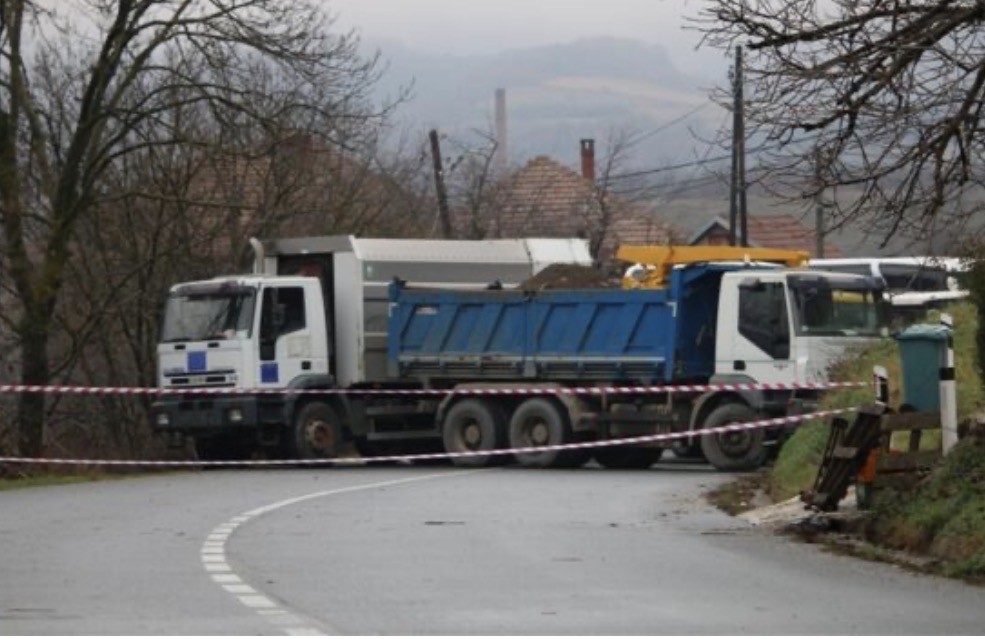 Aktakuzë ndaj 6 personave për barrikadat e 2022-ës në Veri, pezullohen hetimet për Radojçiqin shkaku i arratisë